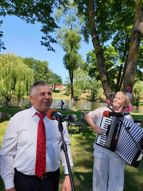 Nuotraukoje - dainuoja solistas Albertas Mumgaudis, jam pritaria moteris akordeonu