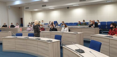 Nuotraukoje - tiflopedagogė D. Vitkauskienė pasakoja auditorijai apie ėjimą naudojantis baltąja lazdele.