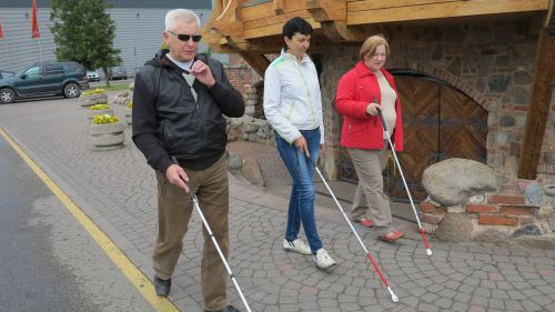 Nuotraukoje - J. Stuopelienė moko projekto dalyvius vaik&scaron;čioti su baltąja lazdele