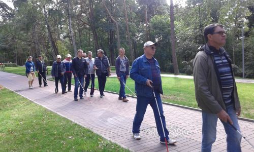 Nuotraukoje - Neregiai vaik&scaron;to Meilės alėja