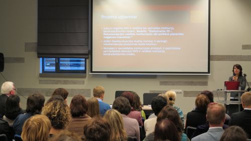 Nuotraukoje - LNF prezidentė Dovilė Juodkaitė skaito prane&scaron;imą
