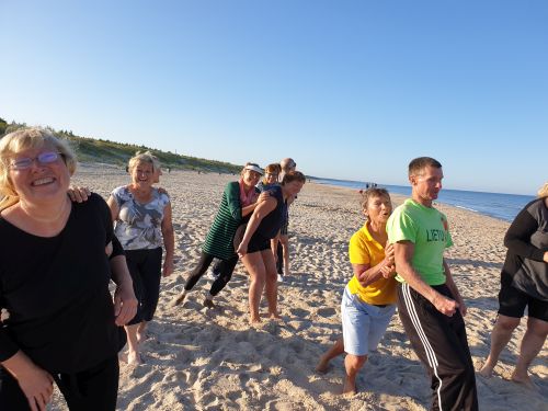 Nuotraukoje - dalyviai daro mank&scaron;tą pajūryje