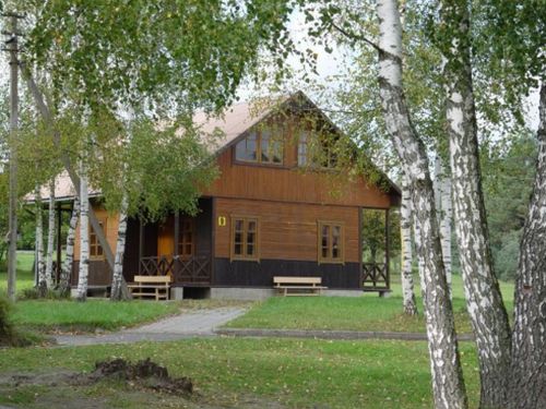 Nuotraukoje - Poilsiavietėjos teritorijoje i&scaron;sidėstę 9 skirtingo dydžio nameliai, kurie yra nuo 6 iki 38 vietų