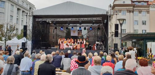 Nuotraukoje - folkloro ansamblis SEDULA Tautų mugės scenoje Nuotraukoje - folkloro ansamblis SEDULA Tautų mugės scenoje