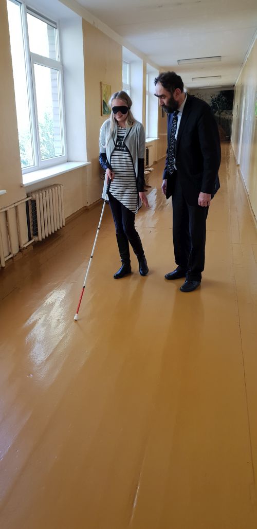 Nuotraukoje - V. Gendvilas moko moksleivę vaikščioti naudojant baltąją lazdelę Nuotraukoje - V. Gendvilas moko moksleivę vaikščioti naudojant baltąją lazdelę