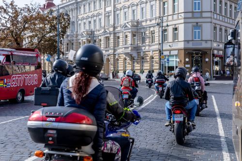 Nuotraukoje - motociklininkų ir neregių kolona važiuoja Vilniaus gatve
