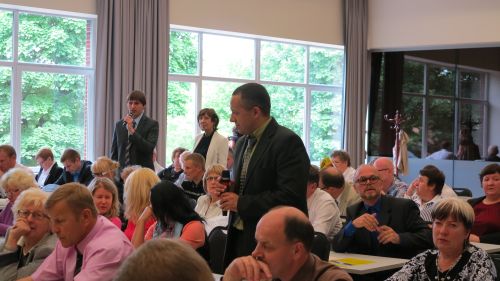 Nuotraukoje - Pasisako delegatas A. Papečkys, ruo&scaron;iasi - G. Sto&scaron;kus