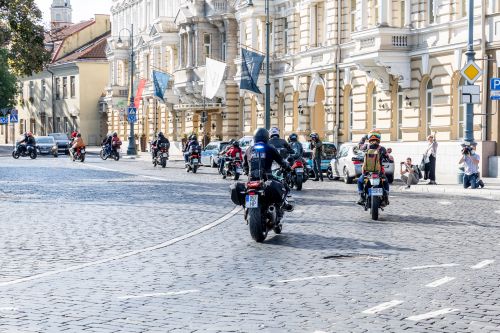 Nuotraukoje - motociklų kolona važiuoja senamiesčio grindiniu Nuotraukoje - motociklų kolona važiuoja senamiesčio grindiniu