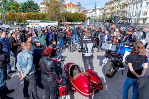 Nuotraukoje - gausus akcijos dalyvių būrys klausosi instruktažo prie&scaron; pardedant kelionę