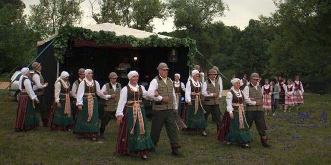 Nuotraukoje - kolektyvas &Scaron;imtažiedis