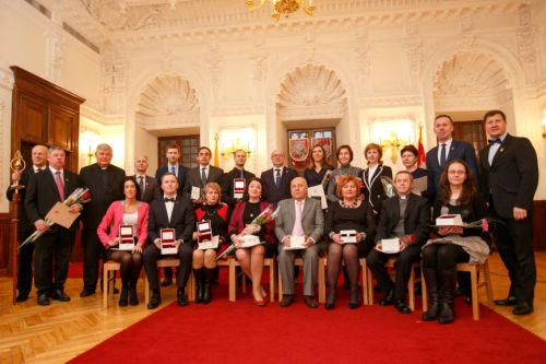 Nuotraukoje - Kristina Mačiutaitė su apdovanojimų dalyviais (iš kairės pirma) Nuotraukoje - Kristina Mačiutaitė su apdovanojimų dalyviais (iš kairės pirma)