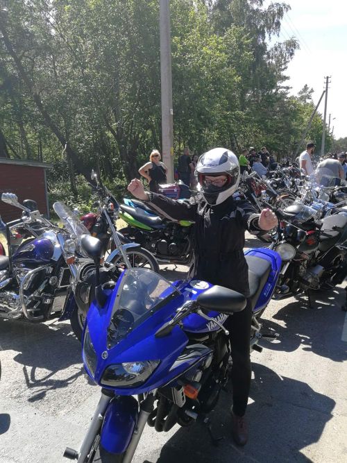 Nuotraukoje - akcijos dalyvė ant motociklo