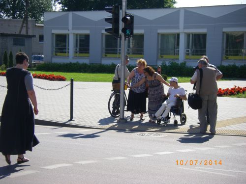 Nuotraukoje - Akcijos dalyviai mokosi perjungti šviesoforą Nuotraukoje - Akcijos dalyviai mokosi perjungti šviesoforą