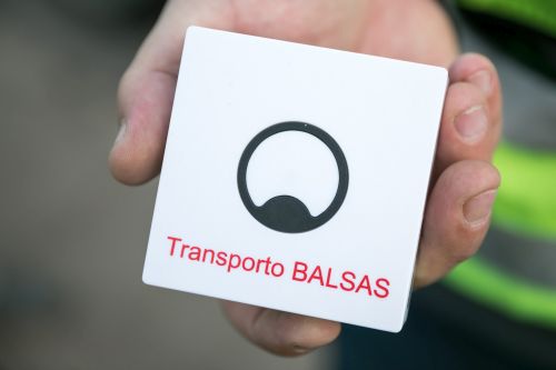 Nuotraukoje - TRANSPORTO BALSO pultelis, kurį paspaudus galima sužinoti atvykusios transporto priemonės numerį ir maršrutą Nuotraukoje - TRANSPORTO BALSO pultelis, kurį paspaudus galima sužinoti atvykusios transporto priemonės numerį ir maršrutą