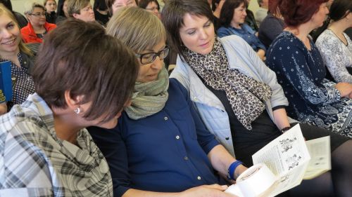 Nuotraukoje - soc. darbuotojos išbando padidinamąjį stiklą Nuotraukoje - soc. darbuotojos išbando padidinamąjį stiklą