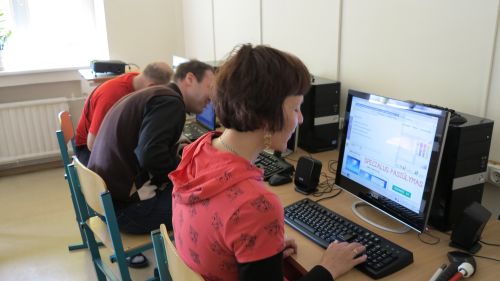 Nuotraukoje - Projekto dalyviai kompiuterinio ra&scaron;tingumo pamokoje