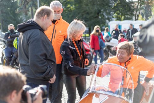 Nuotraukoje - neregė išbando motociklo lopšį Nuotraukoje - neregė išbando motociklo lopšį