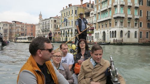 Nuotraukoje - pasiplaukiojimas gondola Venecijoje Nuotraukoje - pasiplaukiojimas gondola Venecijoje