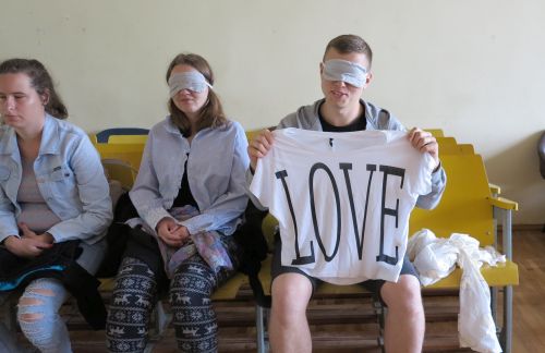 Nuotraukoje - dalyviai ir savanoriai praktinių užsiėmimų metu Nuotraukoje - dalyviai ir savanoriai praktinių užsiėmimų metu