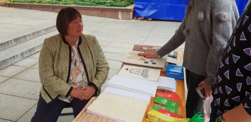 Nuotraukoje - Taktilinių knygų paroda ir LAB darbuotoja A. Gendvilienė Nuotraukoje - Taktilinių knygų paroda ir LAB darbuotoja A. Gendvilienė