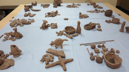 Nuotraukoje - stovyklos dalyvių lipdiniai i&scaron; molio