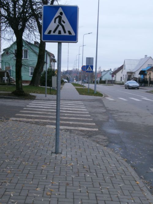 Nuotraukoje - Pastatytas kelio ženklo stulpas prie&scaron;ais pėsčiųjų perėją gali sužeisti regėjimo negalią turinčius žmones
