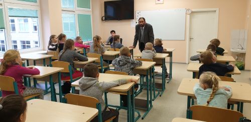 Nuotraukoje - V. Gendvilas ir J. Kilčiauskas veda brailio ra&scaron;to pamoką pradinukams