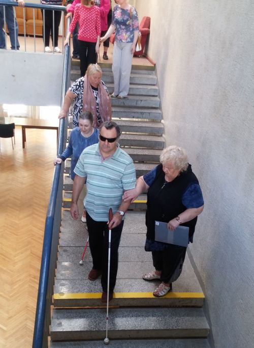 Nuotraukoje - Projekto dalyviai mokosi vaik&scaron;čioti pastate