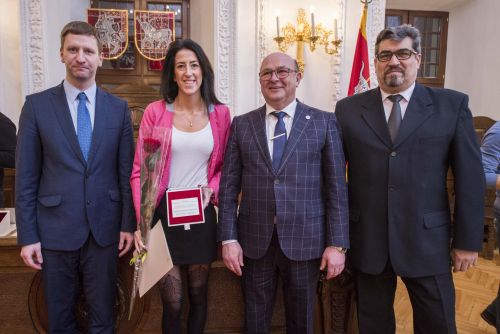 Nuotraukoje - Kristinos Mačiutaitės rankose gerumo kristalas, iš sešnės Kauno miesto meras Visvaldas Matijošaitis Nuotraukoje - Kristinos Mačiutaitės rankose gerumo kristalas, iš sešnės Kauno miesto meras Visvaldas Matijošaitis