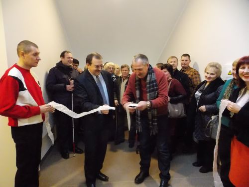 Nuotraukoje - Statybų rangovo atstovas UAB &ldquo;Lausta&ldquo; Direktorius Steponas Laurynas ir V&scaron;Į Kauno ir Marijampolės regionų aklųjų centro Direktorius Egidijus Urna Kerpa juostą. Regioninės tarybos nariai.