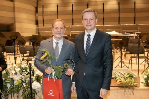 Nuotraukoje - Vilkpėdės BSPC darbuotojas Arvydas Ribokas su meru Remigijumi Šimašiumi Nuotraukoje - Vilkpėdės BSPC darbuotojas Arvydas Ribokas su meru Remigijumi Šimašiumi