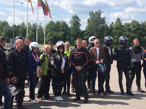 Nuotraukoje - motociklininkų ir neregių ekipažai Nuotraukoje - motociklininkų ir neregių ekipažai