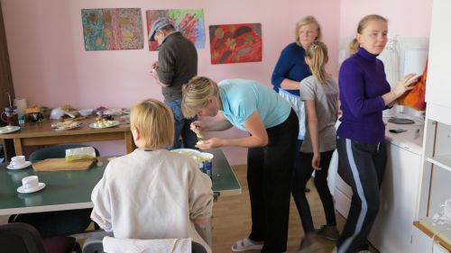 Nuotraukoje - Projekto dalyviai lavina buitinius įgūdžius