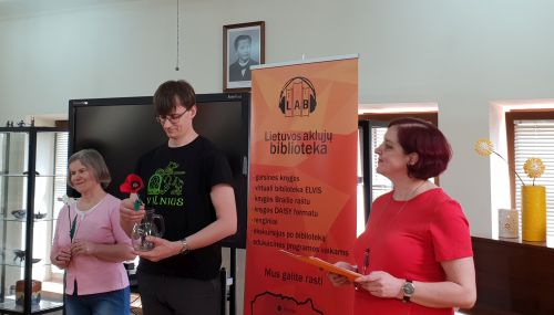 Nuotaukoje - LAB darbuotojai ir jų spektakliukas pasakojimų dėžutė Nuotaukoje - LAB darbuotojai ir jų spektakliukas pasakojimų dėžutė