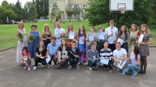 Nuotraukoje - stovyklos dalyviai, dėstytojai, savanoriai Nuotraukoje - stovyklos dalyviai, dėstytojai, savanoriai