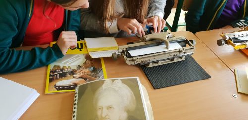 Nuotraukoje - vaikai rašo Brailio mašinėle Nuotraukoje - vaikai rašo Brailio mašinėle