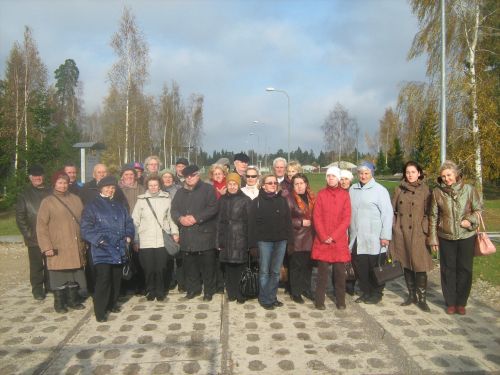 Nuotraukoje - Meninių kolektyvų dalyviai ir &scaron;eimos