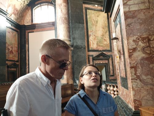 Nuotraukoje - Sigitas SInkevičius su savanore apžiūri architektūrą