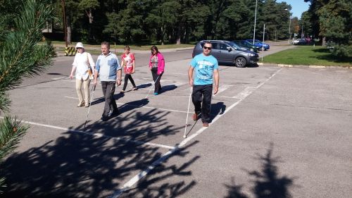 Nuotraukoje - Projekto dalyviai mokosi vaik&scaron;čioti su baltąja lazdele