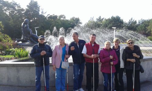 Nuotraukoje - Dalyviai ilsisi prie Jūratės ir Kastyčio fontano