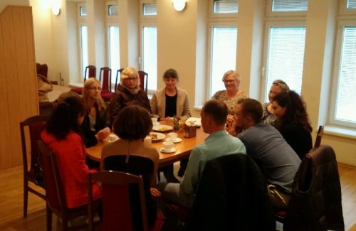 Nuotraukoje - tėvų, turinčių sunkią regėjimo negalią ir auginančių vaikus, mokymai Nuotraukoje - tėvų, turinčių sunkią regėjimo negalią ir auginančių vaikus, mokymai