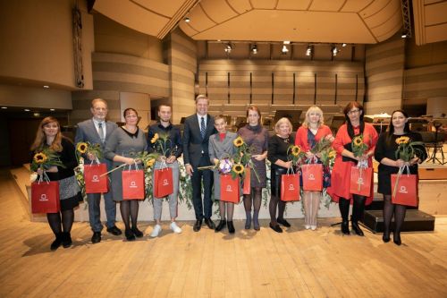 Nuotraukoje - Vilniaus m. meras R. Šimašius ir apdovanotieji soc. darbuotojai Nuotraukoje - Vilniaus m. meras R. Šimašius ir apdovanotieji soc. darbuotojai