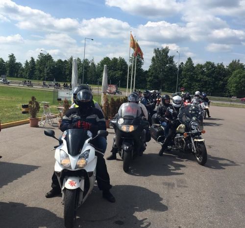 Nuotraukoje - motociklų kolona Nuotraukoje - motociklų kolona