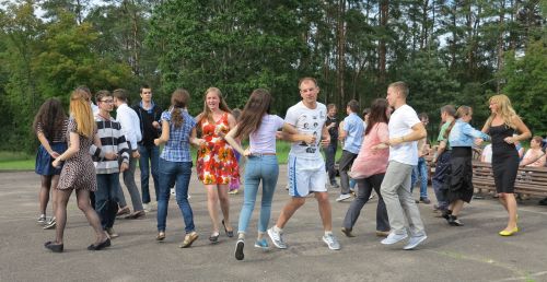 Nuotraukoje - stovyklos dalyviai šokių pamokoje Nuotraukoje - stovyklos dalyviai šokių pamokoje