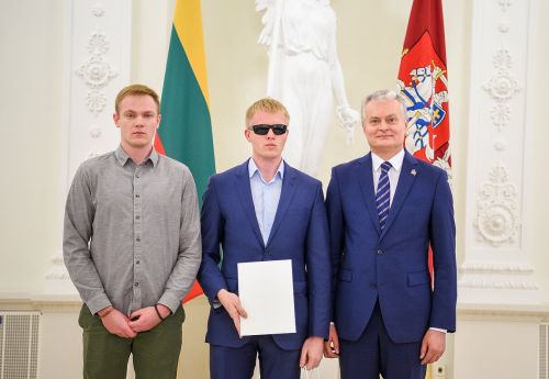 Nuotraukoje - J. Pažarauskas su broliu ir LR prezidentas G. Nausėda
