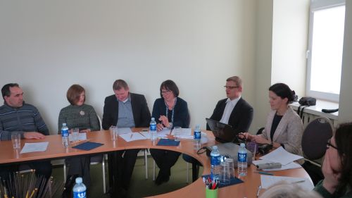 Nuotraukoje - Seminaro dalyviai ir lektore aptaria praktines seminaro užduotis
