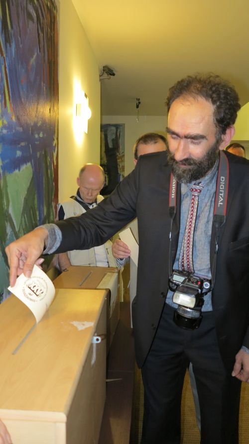 Nuotraukoje - Vyksta rinkimai - prie balsavimo urnos delegatas V. Gendvilas