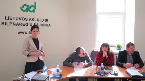 Nuotraukoje - Lektorė A. Mažeikienė ir seminaro dalyviai