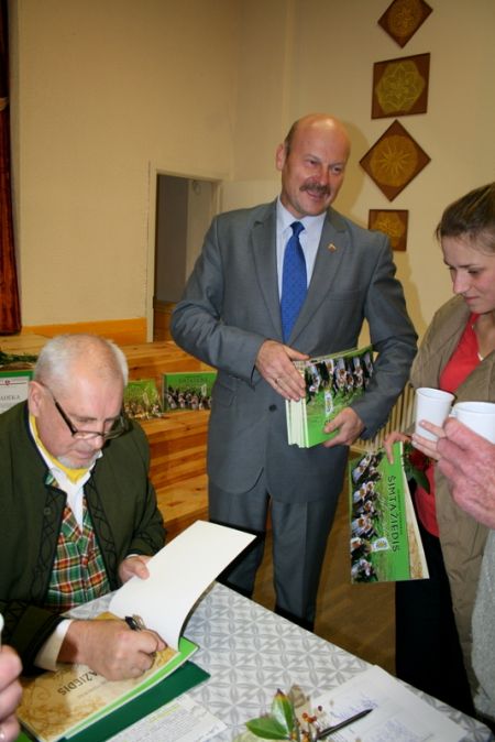 Nuotraukoje - Knygos autorius, LR Seimo narys A. Strelčiūnas Nuotraukoje - Knygos autorius, LR Seimo narys A. Strelčiūnas