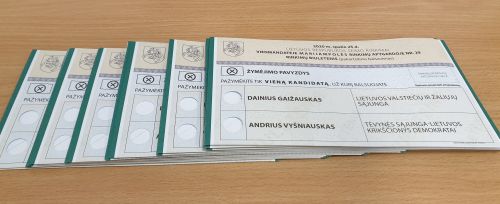 Nuotraukoje - antrojo rinkimų turo biuletenių įmaučių pavyzdžiai Nuotraukoje - antrojo rinkimų turo biuletenių įmaučių pavyzdžiai
